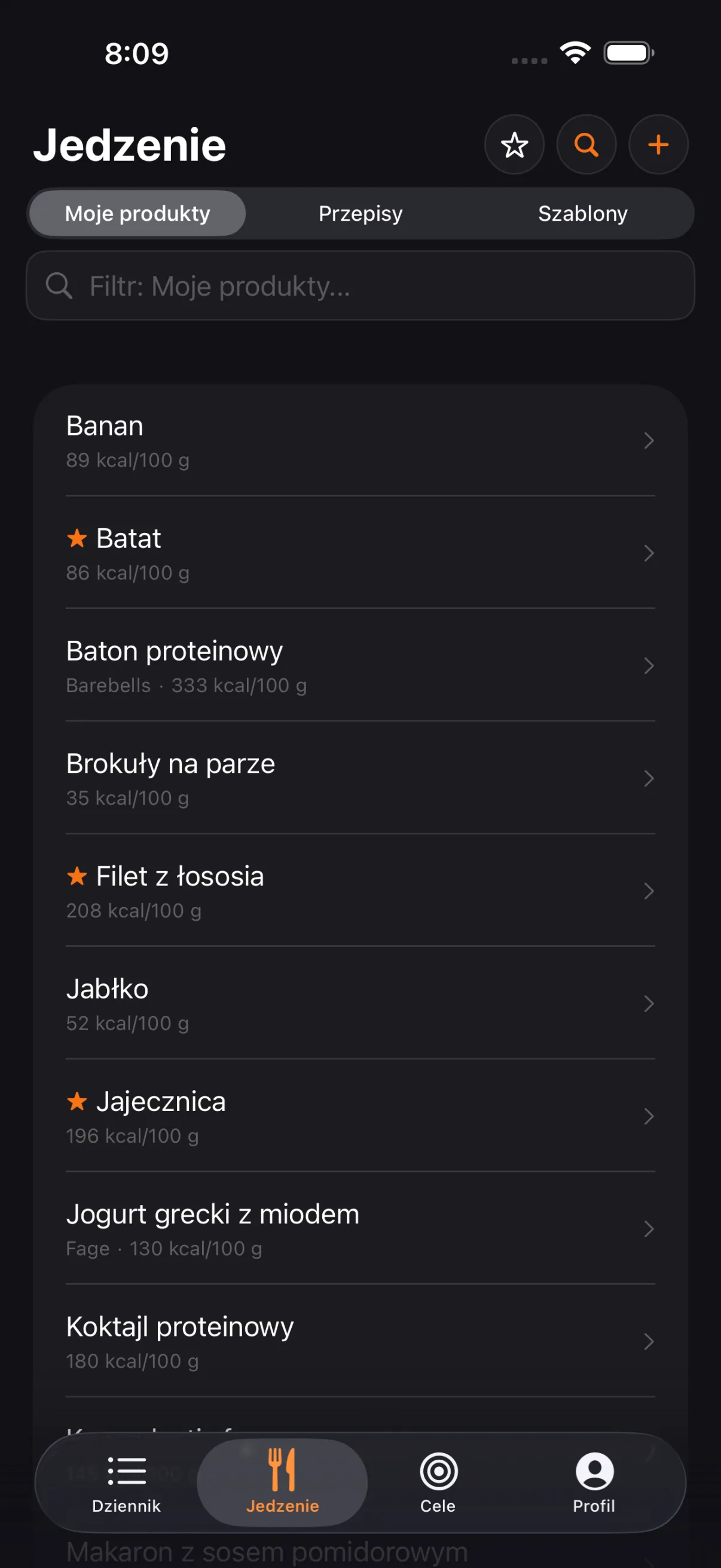 Własne produkty, przepisy i szablony w jednym miejscu, każdy z kalorycznością na 100 g. Gwiazdka przenosi produkt do ulubionych, a filtr szuka po nazwie.